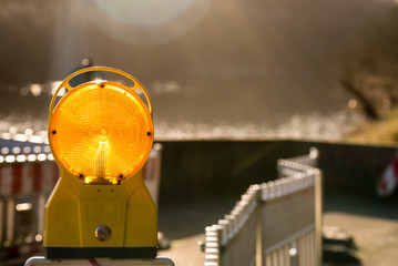 Baustelle mit Warnlampe im Gegenlicht