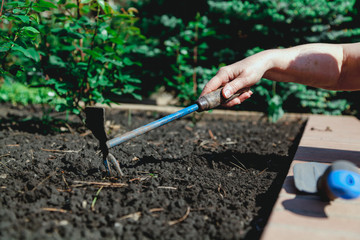 Hand combed hoe handles ground