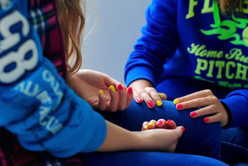 Девушки красят ногти лаком. Яркий маникюр. Бекстейдж
