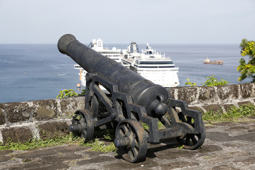 Kanone Fort St. George mit Kreuzfahrtschiffe