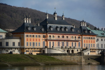 Das Schloss Pillnitz in Dresden an der Elbe