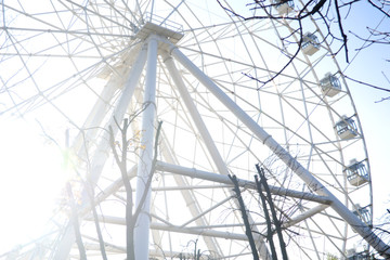 Ferris wheel in contrast to the sun.