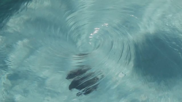 Wasser dreht sich im Swimmingpool  im Urlaub