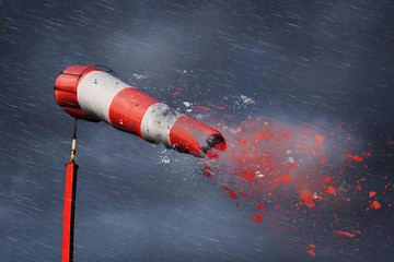Windsack wird durch Sturm zerrissen - Sturmwarnung