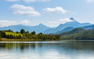 L& 39 eau verte du lac Weissensee dans les montagnes des Alpes