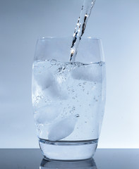 Wasser in das Glas giessen