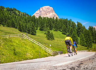 Rennradfahrer fahren Dolomiten-Passstrasse hinauf 
