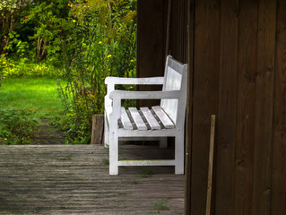 weiße Sitzbank im Garten