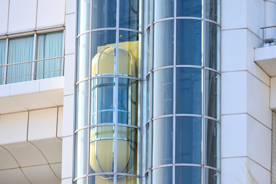 ガラス張りのエレベーター