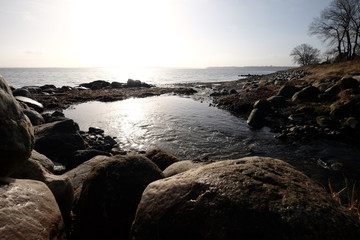 Bach mit fließendem Wasser