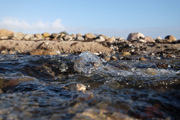 Bach mit fließendem Wasser