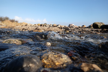 Bach mit fließendem Wasser