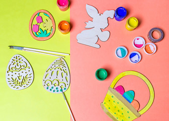 Naklejka premium Easter background with Easter craft egg. Top view with copy space.