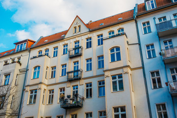 Fototapeta na wymiar colorful houses in friedrichshain, berlin