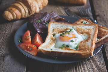 Scrambled eggs with toast and beef bacon