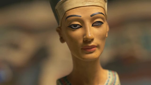 Camera turning around the statue of an Egyptian Nefertiti queen figure