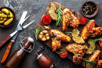 Crédence de cuisine en verre imprimé Grill / Barbecue appetizing chicken wings grilled barbecue with spices and vegetables until crisp