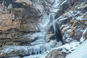 Fototapeta na wymiar vereister Wasserfall