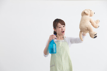 エプロン姿の女性・白バック