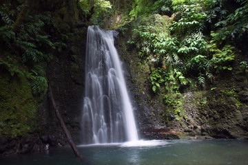 Fototapeta na wymiar Waterfall with mountain lake that you can swim in