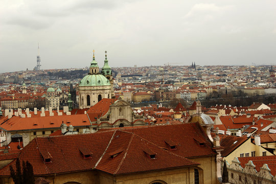 вид на крыши Праги с высоты Пражского града