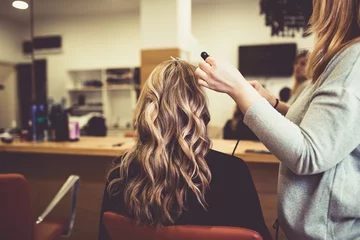 Papier Peint photo Lavable Salon de coiffure Belle coiffure de jeune femme après avoir teint les cheveux et fait des reflets dans un salon de coiffure.