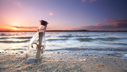 romantische Flaschenpost am Strand