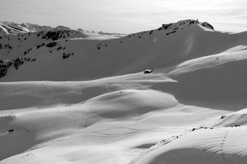 Drei Schifahrer am Kitzbühler Horn mit Hasenspuren im Vordergrund