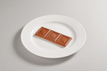 Round plate with milk chocolate bar