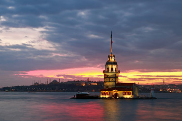 Obraz premium Sunset on Maiden's Tower in historical city Istanbul, Turkey.