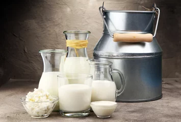 Papier Peint photo Produits laitiers produits laitiers. délicieux produits laitiers sains sur une table sur
