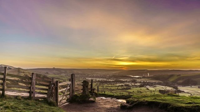 k&uuml;hler Sonnenaufgang am Mam Tor UK  HDR 4k UHD