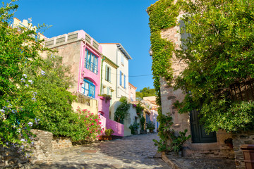 Fototapeta na wymiar Habitations dans une petite ruelle de Collioure, France