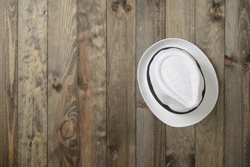 Sombrero blanco sobre fondo de madera