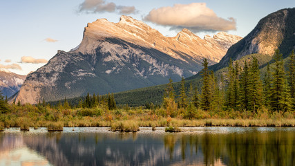 Fototapeta na wymiar Autumn at Vermilion Lakes in Banff National Park
