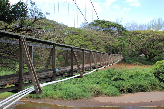 H&auml;ngebr&uuml;cke am Menehune Ditch Kauai Hawaii USA