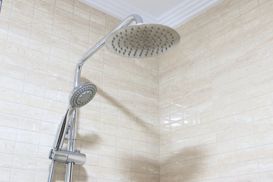grifo de ducha en un ba&ntilde;o moderno