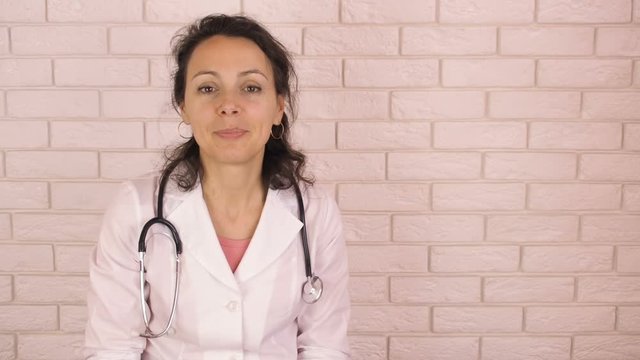 A female doctor is talking to a patient.