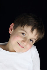 ni&ntilde;o posando feliz en fondo negro