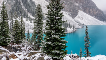 Obrazy na Szkle  Jesienny śnieg nad jeziorem Moraine w Parku Narodowym Banff