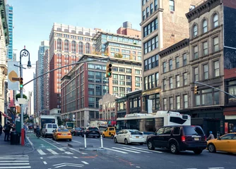 Fotobehang New York Stadsleven en verkeer op Manhattan avenue (Dames Mile Historic District) bij daglicht, New York City, Verenigde Staten. Getinte afbeelding.