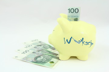 Oszczędności - banknoty odkładane do skarbonki © Cezzar