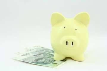 Oszczędności - banknoty odkładane do skarbonki