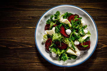 Salad with beet, mozzarella and apple