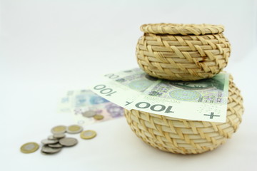 Oszczędności - banknoty odkładane do skarbonki
