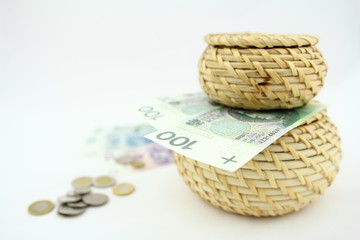 Oszczędności - banknoty odkładane do skarbonki