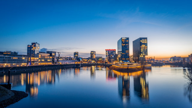 D&uuml;sseldorf der Medienhafen am Abend