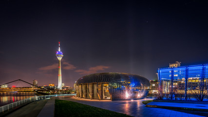 Fototapeta premium Düsseldorf bei Nacht Skyline