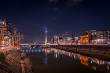 Fototapeta na wymiar Düsseldorf Medienhafen blick richtung Fernsehturm