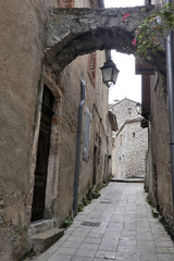 Fototapeta na wymiar Alleyway inside the small village of Navacelles